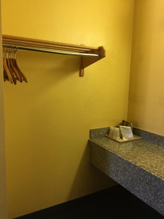 Royal Inn Pearsall Экстерьер фото
